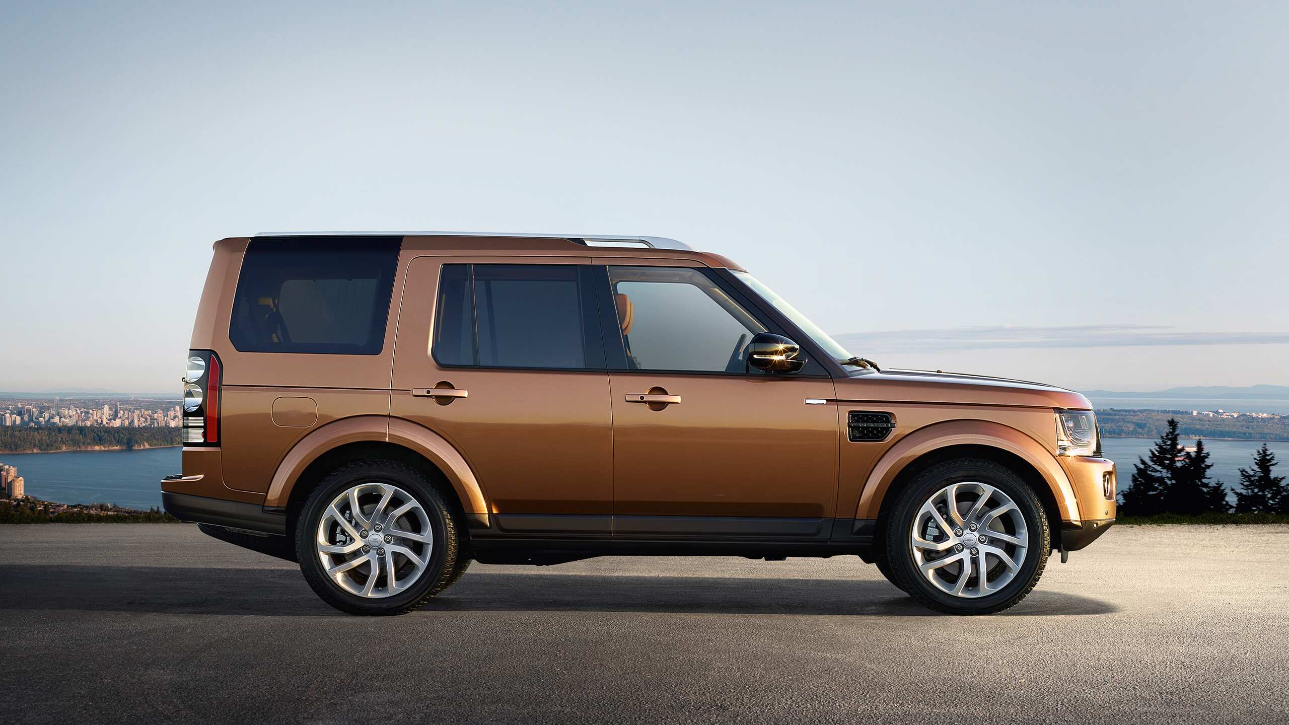LAND ROVER DISCOVERY PARKED AT CITY