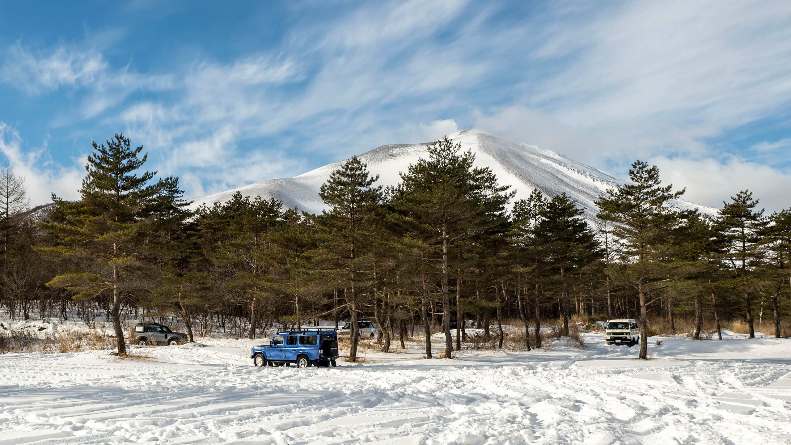 Range Rover Driving Experience outside the snowy road