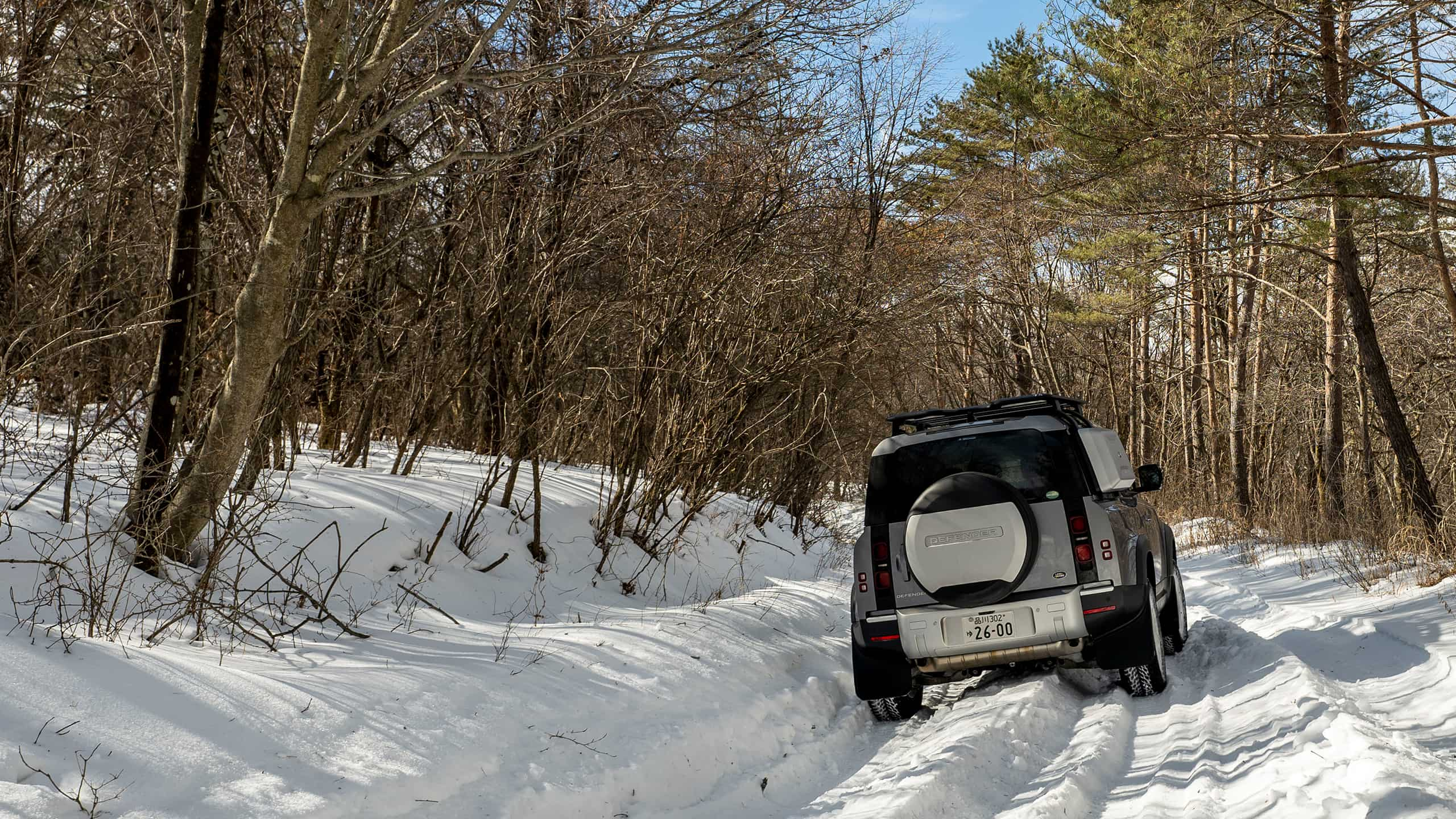 Range Rover Driving Experience outside the snowy road